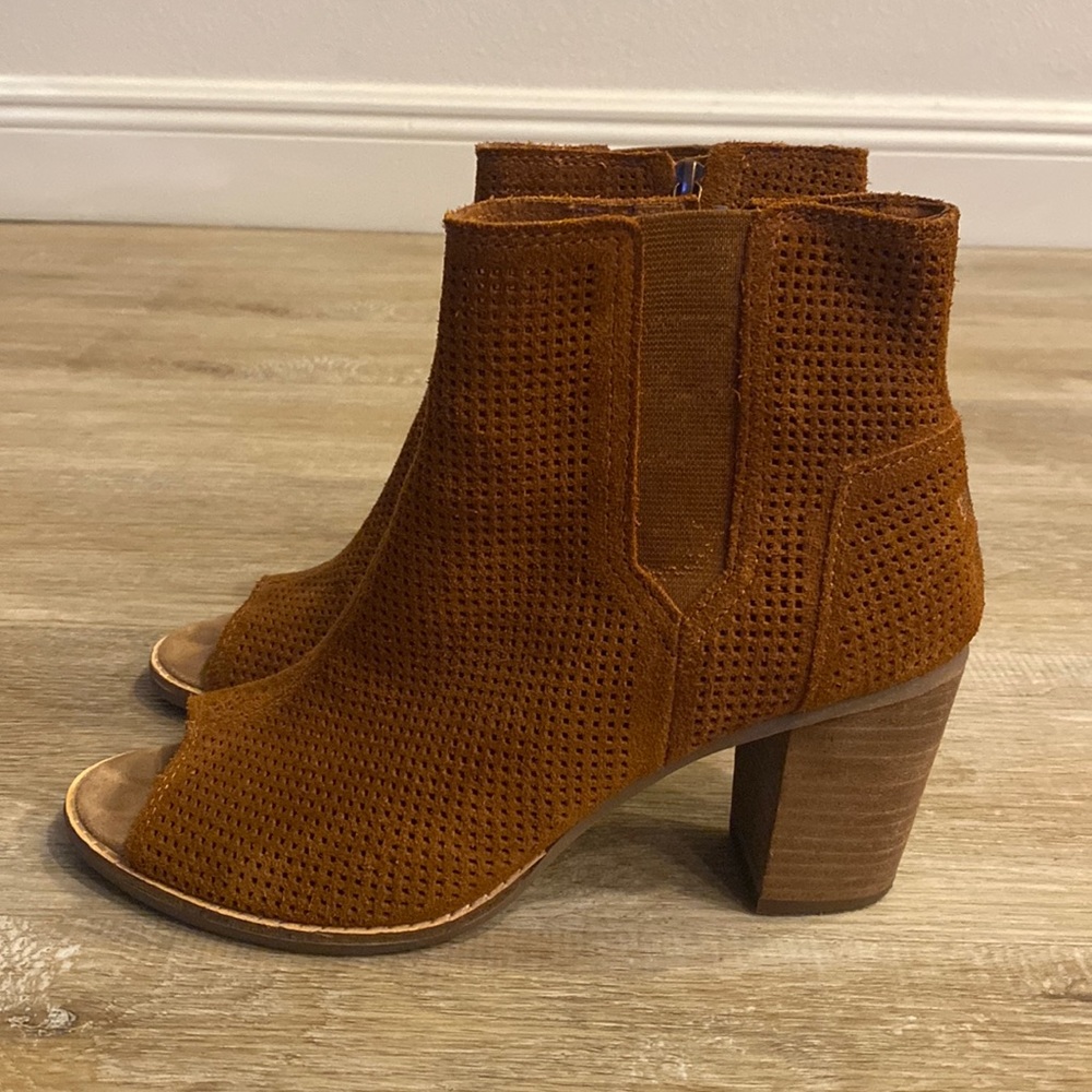 Tom’s booties, light rust or acorn color, size 9. Only work a few times!